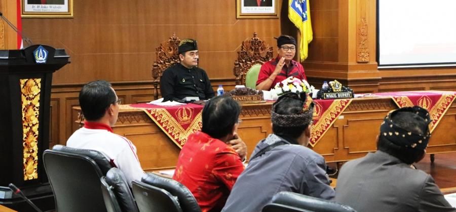 podiumnews.com-Wabup Suiasa Menerima Aspirasi Pedagang Pasar Kerta Sari Latu   